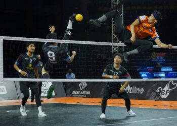 APIT Kanan Johor Tigris, Muhammad Noraizat Mohd Nordin (kanan) melakukan hadangan ketika menentang Penang Black Panthers pada kejohanan Emas Anuar Liga Sepak Takraw (STL) 2021/22 di Stadium Titiwangsa di sini, hari ini.- UTUSAN/FARIZ RUSADIO