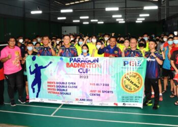 Mohd. Hairi (tengah) bersama peserta Paragon Badminton Cup @Just In Sports Centre di Johor Bahru hari ini. - UTUSAN/RAJA JAAFAR ALI