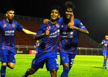 PENYERANG JDT II, Daryl Sham meraikan jaringannya bersama rakan sepasukan ketika menentang UITM FC dalam aksi Liga Perdana di Stadium Majlis Bandaraya Pasir Gudang, malam ini. - UTUSAN/RAJA JAAFAR ALI