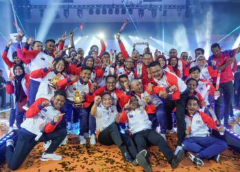 MENTERI Besar Johor, Datuk Onn Hafiz Ghazi (tengah) bersama kontinjen negeri itu meraikan kejayaan muncul juara keseluruhan Sukan Malaysia ke-20 ketika upacara penutup 
di Dewan Canselor Tun Abdul Razak, Universiti Kebangsaan Malaysia, Bangi kelmarin. – UTUSAN/AMIR KHALID