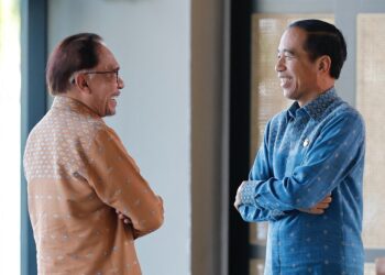 Joko Widodo berbual dengan Anwar Ibrahim semasa Sidang Kemuncak ASEAN Ke-42, di Labuan Bajo di Nusa Tenggara Timur, Indonesia, baru-baru ini. – Gambar AFP.