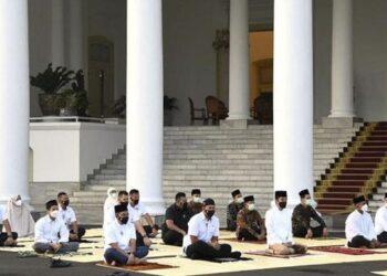 JOKOWI bersama beberapa pegawai menunaikan solat Aidilfitri di perkarangan Istana Presiden Bogor, Jakarta. - AGENSI