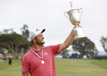 JON Rahm meraikan kejayaan menjuarai Terbuka Amerika Syarikat di Kelab Golf Torrey Pines, San Diego, California hari ini. - AFP