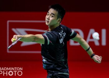 Soong Joo Ven membalas pukulan lawannya dari India,  Kartikey.