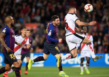 JORDI Amat ketika mewakili Rayo Vallecano dan pernah bersaing dengan bekas bintang Barcelona, Lionel Messi.-AFP