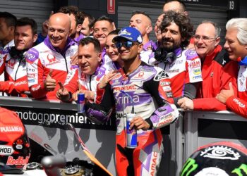 JORGE Martin (tengah) meraikan kejayaan menyambar petak pertama bersama pasukannya selepas tamat sesi kelayakan GP Australia di Phillip Island hari ini. - AFP