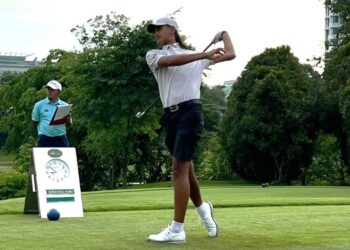 JOSHUA Edwards ketika melakukan tee off hari kedua Kejohanan Remaja Saujana-100PLUS di Saujana Golf & Country Club, Subang, hari ini.