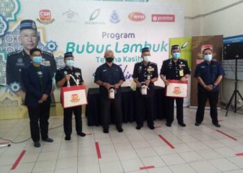 ARJUNAIDI Mohamed (tiga dari kanan) bersama warga kerja BERNAS, CSR dan ERA di Surau Khalid Al-Walid IPK Selangor, Shah Alam, Selangor hari ini. - FOTO/MOHAMAD NAUFAL MOHAMAD IDRIS