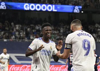 VINICIUS Junior (kiri) meletakkan Real Madrid di depan pada separuh masa pertama.