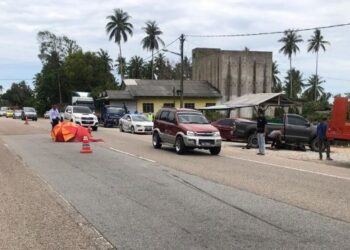 LOKASI kejadian kemalangan membabitkan dua kenderaan di Kilometer 29.5, Jalan Kuala Terengganu-Kuantan di Kampung Pulau Kerengga, Marang, Terengganu semalam. - IHSAN POLIS