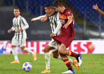 PENYERANG Juventus, Cristiano Ronaldo (tengah) bersaing dengan pertahanan Roma, Gianluca Mancini dalam aksi Serie A awal pagi tadi. - AFP