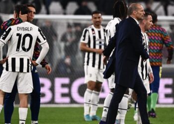 JURULATIH Juventus, Massimiliano Allegri (kanan) menenangkan pemainnya selepas tewas kepada Villareal pada pusingan 16 akhir, Liga Juara-Juara di Turin hari ini. - AFP