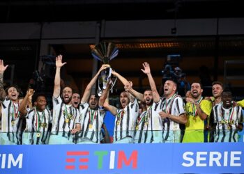 PEMAIN Juventus menerima trofi juara Serie A sejurus tamat perlawanan terakhir liga Itali menentang Roma di Stadium Allianz, Turin awal pagi tadi. - AFP