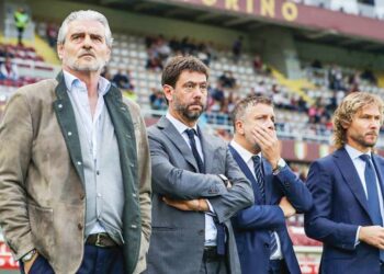SELURUH ahli lembaga Juventus mengambil tindakan mengejut apabila meletak jawatan beramai-beramai secara serentak semalam.