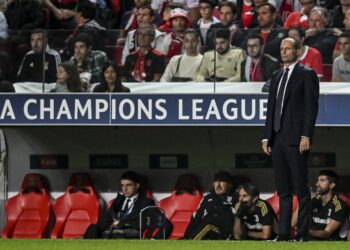 REAKSI Massimiliano Allegri ketika melihat Juventus tumpas kepada Benfica dalam saingan Kumpulan H, Liga Juara-Juara di Lisbon semalam. – AFP