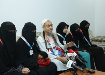 Abdul Halim Mohamed Dalib bersama isteri dan anak-anaknya ketika ditemui di Mekah baru-baru ini.