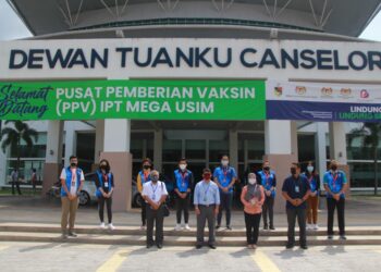 MUHAMMAD Shamsir (depan, dua dari kiri) bergambar bersama lapan kakitangan krew kabin yang bertugas sebagai sukarelawan myVAC (baris belakang) di PPV IPT Mega USIM, Nilai-UTUSAN/MUHAMMAD IZZAT TERMIZIE