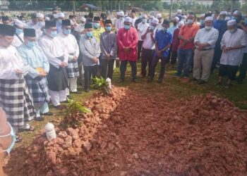 JENAZAH Mohd. Fahami Abd. Samad dikebumikan di Tanah Perkuburan Islam Taman Mount Austin, Johor Bahru.