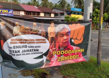 ANTARA kain rentang provokasi terhadap Ahmad Zahid Hamidi yang dipasang di Bagan Datuk, Perak, hari ini. -MEDIA SOSIAL