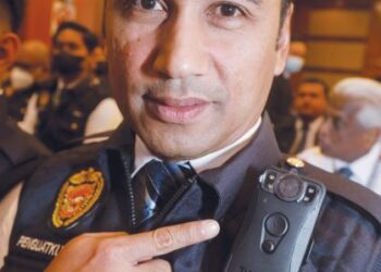 SEORANG anggota penguat kuasa Kementerian Kesihatan (KKM) menunjukkan kamera badan Penguatkuasa KKM pada Majlis Perhimpunan Bulanan Kementerian Kesihatan Malaysia di Putrajaya di sini, baru-baru ini.-UTUSAN/FAISOL MUSTAFA