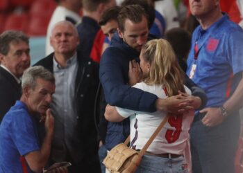 HARRY Kane menenangkan isterinya, Kate selepas England tewas kepada Itali dalam final Euro 2020.