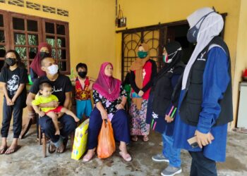 ZAITON Othman (dua, dari kanan) melawat keluarga Shamsulrizal di Pedas, Rembau. - UTUSAN/NOR AINNA HAMZAH