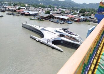 KEHADIRAN kapal layar mewah Adastra di perairan Kuala Perlis menimbulkan keterujaan nelayan dan penduduk sekitar di Kuala Perlis, Perlis semalam. - UTUSAN