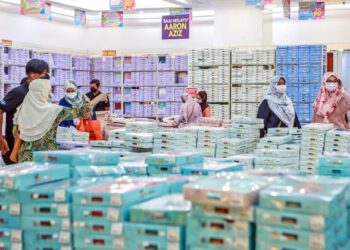 SUASANA di gedung pakaian Jakel Mall Kuala Lumpur yang dikunjungi warga kota untuk membuat persiapan awal menjelang sambutan Hari Raya Aidilfitri awal bulan depan. - UTUSAN/AFIQ RAZALI