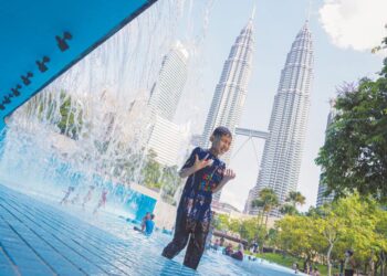 ORANG ramai khususnya kanak-kanak tidak melepaskan peluang bermandi-manda bagi menyejukkan badan ekoran cuaca panas di Taman Rekreasi Suria KLCC, Kuala Lumpur. - UTUSAN/FARIZ RUSADIO