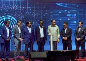 ANWAR Ibrahim melakukan gimik pelancaran SKSSR dan Karnival Kerjaya MYFutureJobs 2023 sambil diperhatikan Menteri Sumber Manusia, V Sivakumar (empat dari kiri); Pengerusi Perkeso, Datuk Seri Subahan Kamal (tiga dari kiri) serta Ketua Eksekutif Perkeso, Datuk Seri Dr. Mohammed Azman Aziz Mohammed (kiri)  di Pusat Konvensyen Kuala Lumpur, hari ini. - UTUSAN/AMIR KHALID