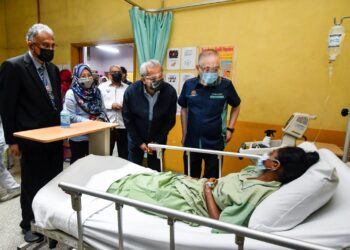 WEE Ka Siong bersama Menteri Wilayah Persekutuan, Tan Sri Annuar Musa dan Pengarah HKL, Datuk Dr. Heric Corray (kiri) melawat mangsa kemalangan dua LRT yang bertembung dari arah Gombak dan Kelana Jaya di HKL. - UTUSAN/AFIQ RAZALI