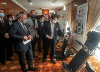 ADHAM Baba (empat kiri) melihat pameran Hospital Smart Bed (Smart Table) pada Majlis Sambutan Hari Inovasi Kementerian Kesihatan 2020 di Putrajaya, hari ini. - UTUSAN/FAISOL MUSTAFA