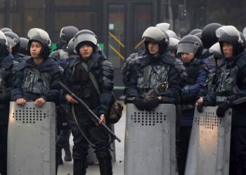 ANGGOTA keselamatan mengadakan kawalan bagi mengembalikan keamanan selepas berlaku pergolakan di Kazakhstan. - AGENSI