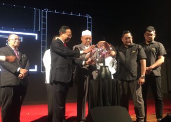 AHMAD Yakob (tengah) menyempurnakan Majlis Penyerahan Surat Lantikan Pemaju Projek Pembangunan KB Sentral di Kota Bharu, Kelantan, hari ini. -UTUSAN/ROSMIZAN RESDI.