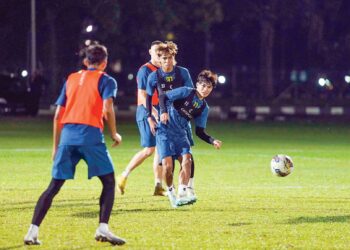PEMAIN Kedah Darul Aman FC menjalani latihan di Alor Setar kelmarin dalam persiapan menghadapi aksi getir Liga Super menentang Johor Darul Ta’zim di Stadium Sultan Ibrahim, Iskandar Puteri malam ini. – IHSAN KDA FC