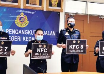 PENGARAH JPJ Kedah, Abdul Rahman Emang Anyie (dua dari kiri) menunjukkan nombor pendaftaran KFC  yang merekodkan jumlah bidaan RM2.02 juta melalui sistem (JPJeBid) di Alor Setar, Februari tahun lalu.