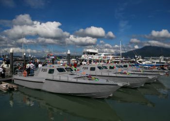 Empat bot peronda pesisir pantai berkelajuan tinggi milik Tentera Laut Nigeria yang dibina Northen Shipyard dilancarkan di Langkawi, semalam. – UTUSAN/SHAHIR NOORDIN