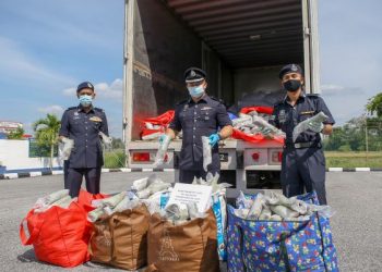 Deputi Superintenden Arriz Sham Hamezah (tengah) menunjukkan sebahagian daun ketum seberat 1.5 tan yang dirampas sepasukan polis dari Balai Polis Kubor Panjang di Jalan Kampung Tong Prok,  Mukim Padang Kerbau, Pendang tengah malam kelmarin.
Utusan/Shahir Noordin