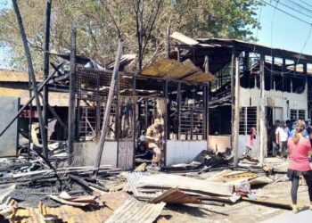 DERETAN rumah separa kekal jenis kayu dan papan yang musnah dalam kebakaran di Pekan Lama, Sungai Petani, Kedah. - FOTO/OTHMAN YAHAYA