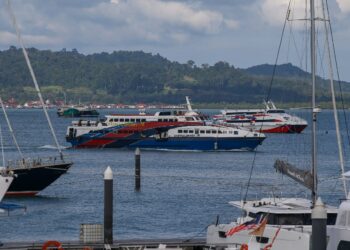 PENUMPANG feri dari Kuala Kedah ke Langkawi perlu mematuhi SOP yang ditetapkan termasuk cukup tempoh matang vaksinasi. - UTUSAN/SHAHIR NOORDIN