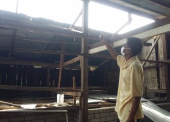 CHe Kamil Sulaiman menunjukkan  bumbung  rumahnya yang masih belum dibaiki sepenuhnya selepas kejadian ributdua bulan lalu di Felda Sungai Tiang, Pendang, Kedah.- UTUSAN/OTHMAN YAHAYA