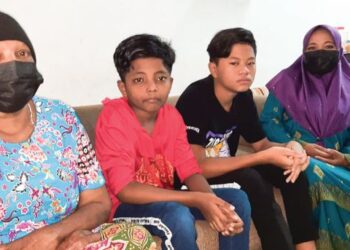NURUL Aishah Abdullah (kanan) bersama Muhammad Aidil dua dari kanan) dan Muhammad Fitri serta ibu mertuanya Siti Hajar Abdullah (kiri) di rumah mereka di Taman Tiong 2, Kulim hari ini. - UTUSAN/AZAHAR HASHIM