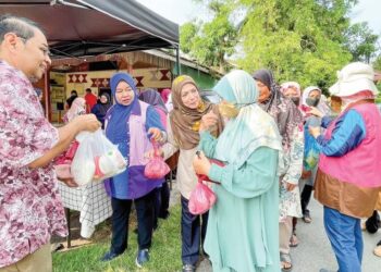 MASHITAH Ibrahim (tiga dari kiri) dan Arifin Sabirin (kiri) mengedarkan daging dan barangan dapur kepada 400 asnaf pada Majlis Barokah Ramadan di Cawangan Kilang Ais di Kuala Kedah.