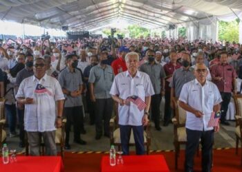 ISMAIL Sabri Yaakob (tengah) ketika hadir pada Majlis Perasmian projek Pembangunan Berintegrasi Pusat Bekalan Gas dan Loji Janakuasa di Pulau Bunting, Yan, Kedah. - FOTO/SHAHIR NOORDIN