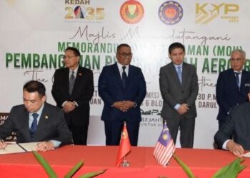MUHAMMAD Sanusi Md. Nor (berdiri, dua dari kiri) menyaksikan Majlis Menandatangani MoU Kedah Aerotropolis antara KXP Airport City Holding dengan 10 rakan strategik di Wisma Darul Aman, Alor Setar.