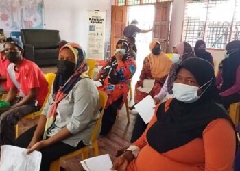SEBAHAGIAN penduduk Orang Asli yang menunggu giliran untuk menerima suntikan vaksin di Dewan Perkampungan Orang Asli Lubuk Legong, Mukim Siong, Baling, Kedah. - UTUSAN/NORLIA RAMLI