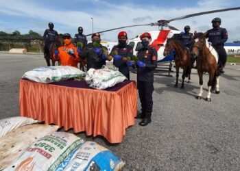 AZHAR Hashim (dua dari kiri) bersama Rosman Kasman (dua dari kanan) menunjukkan sebahagian daun ketum yang dirampas sepanjang penugasan Op Benteng di Bukit Kayu Hitam, Kedah, hari ini.