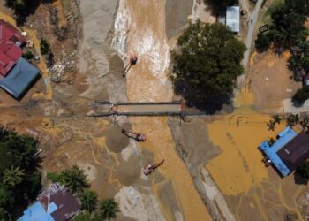 PEMANDANGAN dari udara keadaan terkini kawasan yang teruk dilanda banjir lumpur buat kali kedua selepas bencana kepala air dan banjir buat kali pertama pada awal bulan lalu di Kampung Iboi. -UTUSAN/ SHAHIR NOORDIN