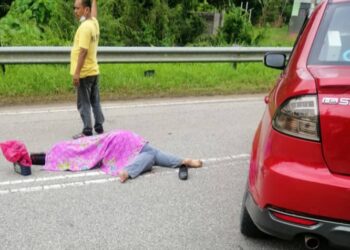 MAYAT Nor Hidayah Muhamad Khamari yang terlantar di atas jalan selepas kemalangan di Kampung Charuk Bakong, Dalam Wang, Jalan Batu 42-Tanjung Pari, Baling semalam.