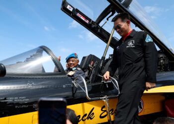 AL-SULTAN Abdullah Ri’ayatuddin 
Al-Mustafa Billah Shah melawat pesawat 
KAI T-50B Pasukan Black Eagle dari Korea 
Selatan di Pameran Antarabangsa Maritim 
dan Aeroangkasa Langkawi 2023 (LIMA 
‘23). – UTUSAN/ SHAHIR NOORDIN